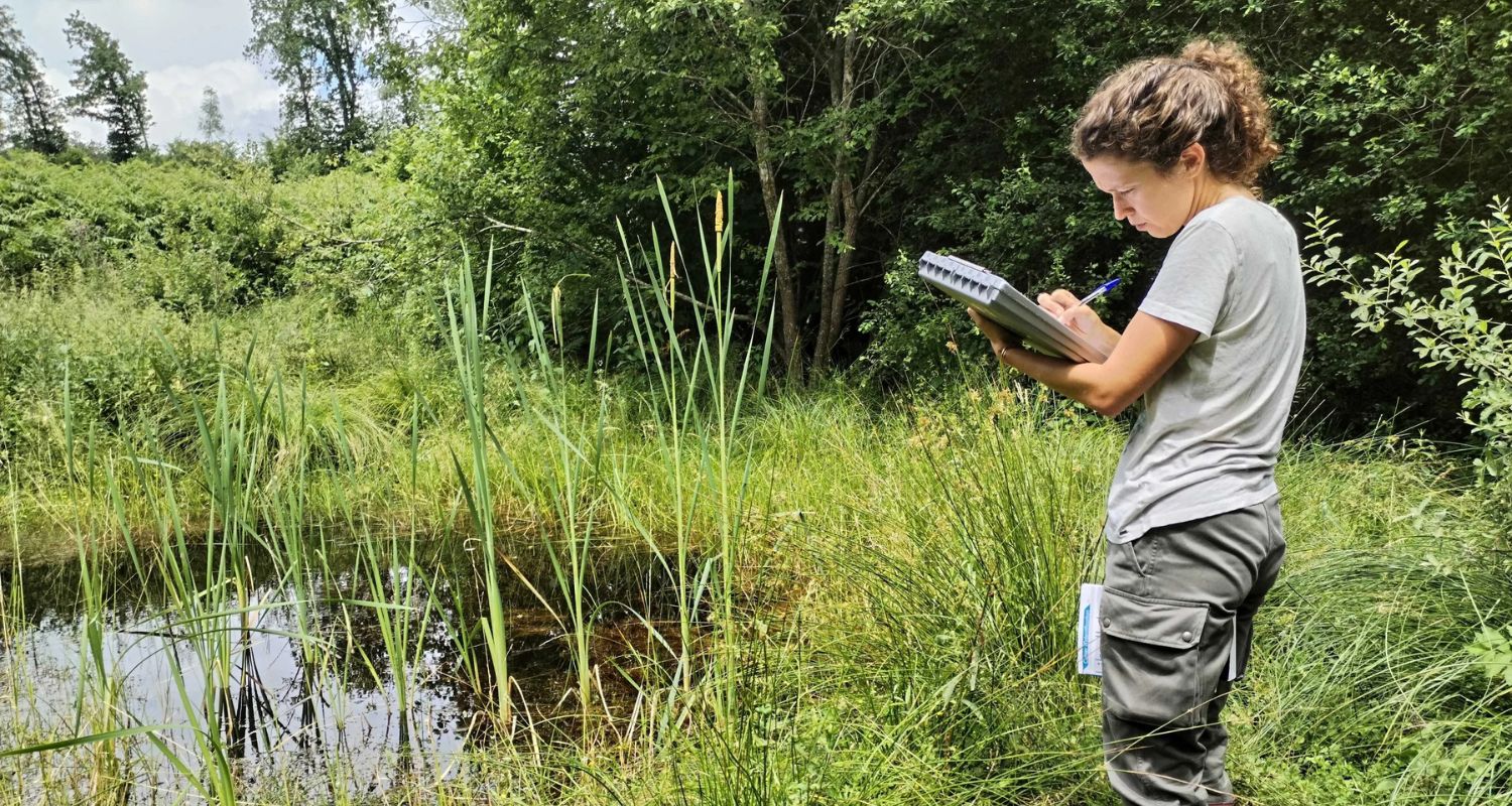 écologue réalisant un inventaire de biodiversité