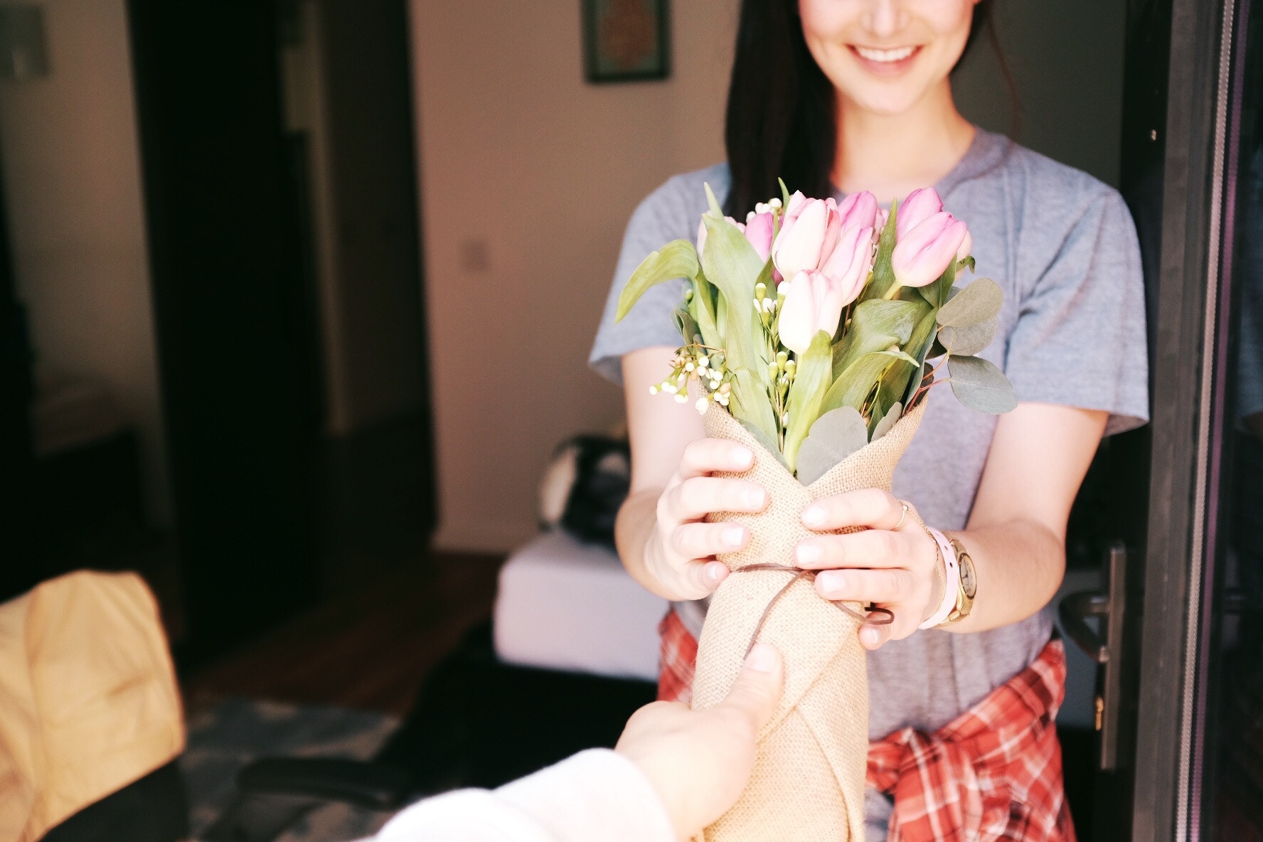 Should You Give Your Date A Gift? The Muddy Matches Guide