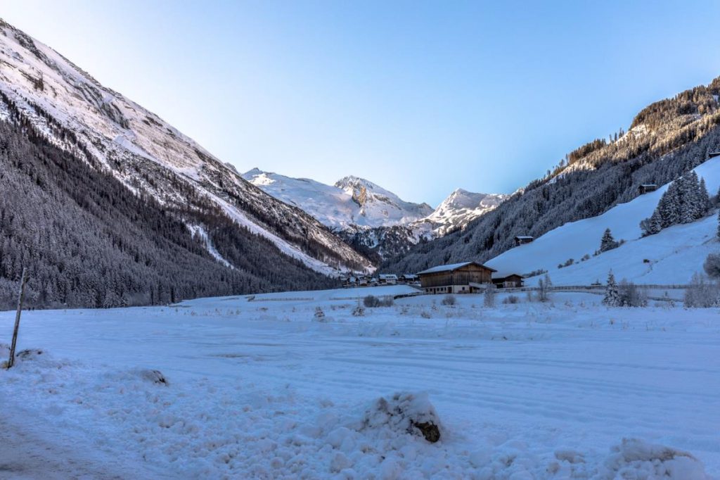 Berge mit Schnee bedeckt