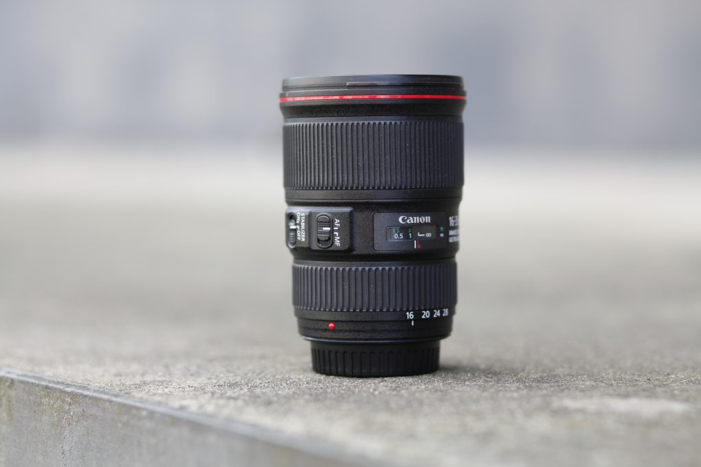 Das EF 16-35mm f/4L IS USM Weitwinkelobjektiv mit Autofokus, Bildstabilisator und Distanzanzeige