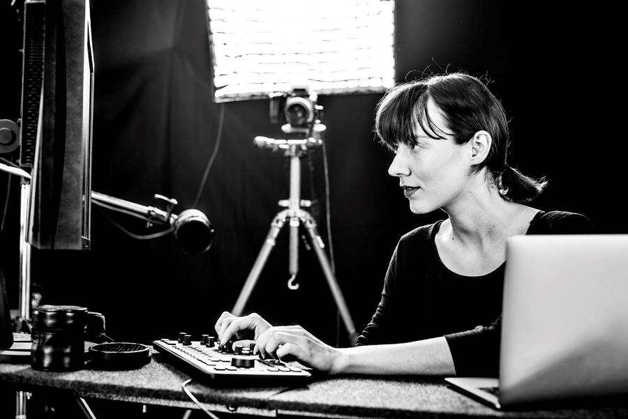 Fotografin arbeitet am Loupedeck plus