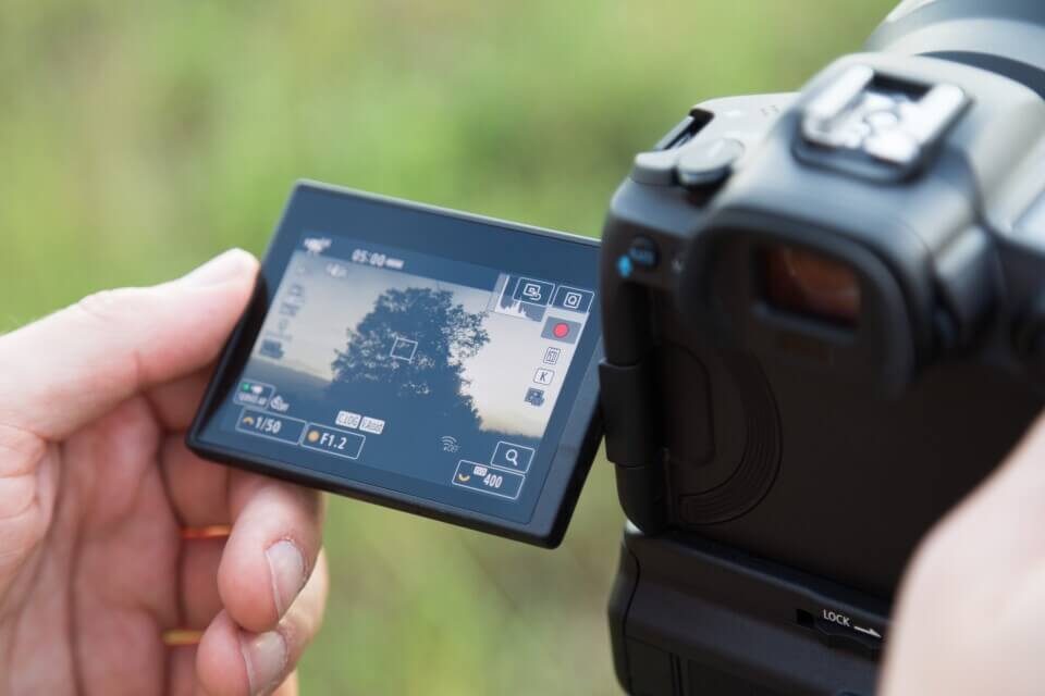 canon eos r5 display
