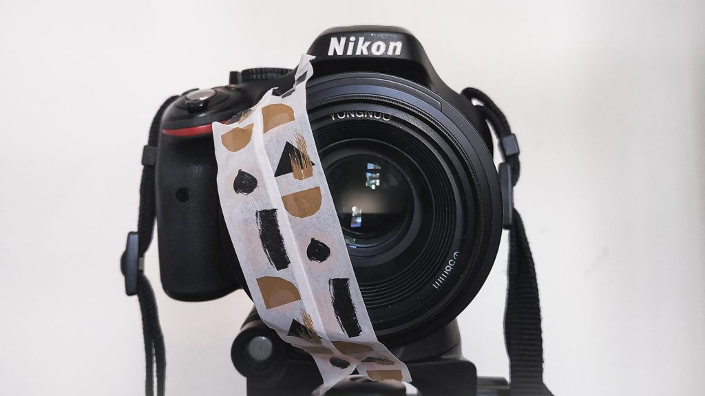 Kamera mit abgeklebter Linse mit Portraitfotografie