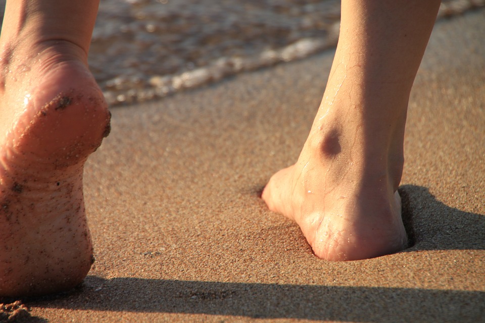 blote voeten op het strand