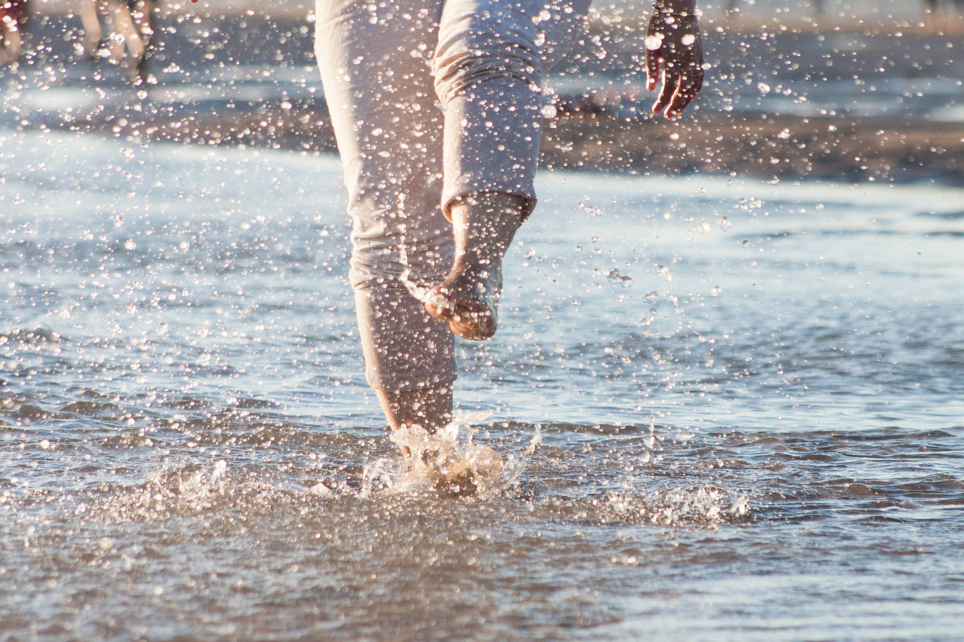 spetterend spelen in het water
