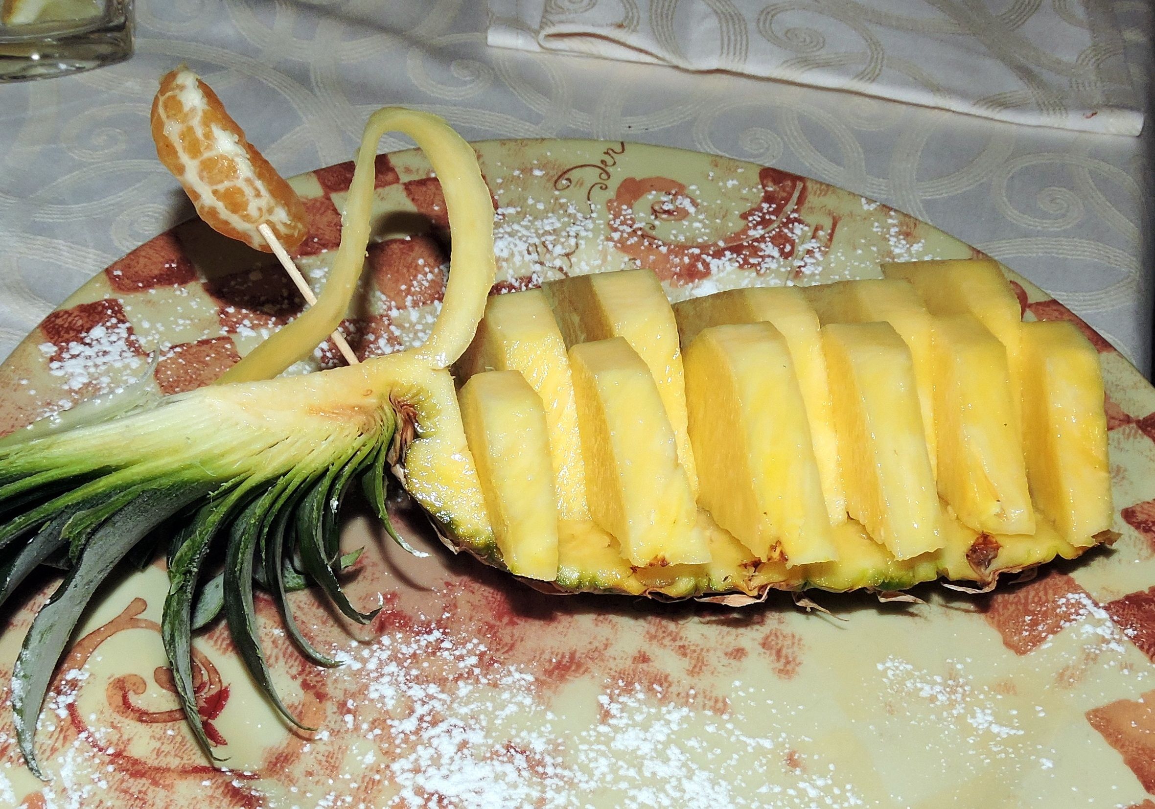 tijd om de ananas te snijden en om te smullen