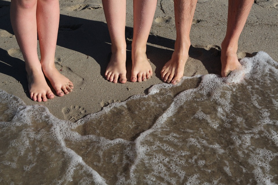 samen met de voeten in het water