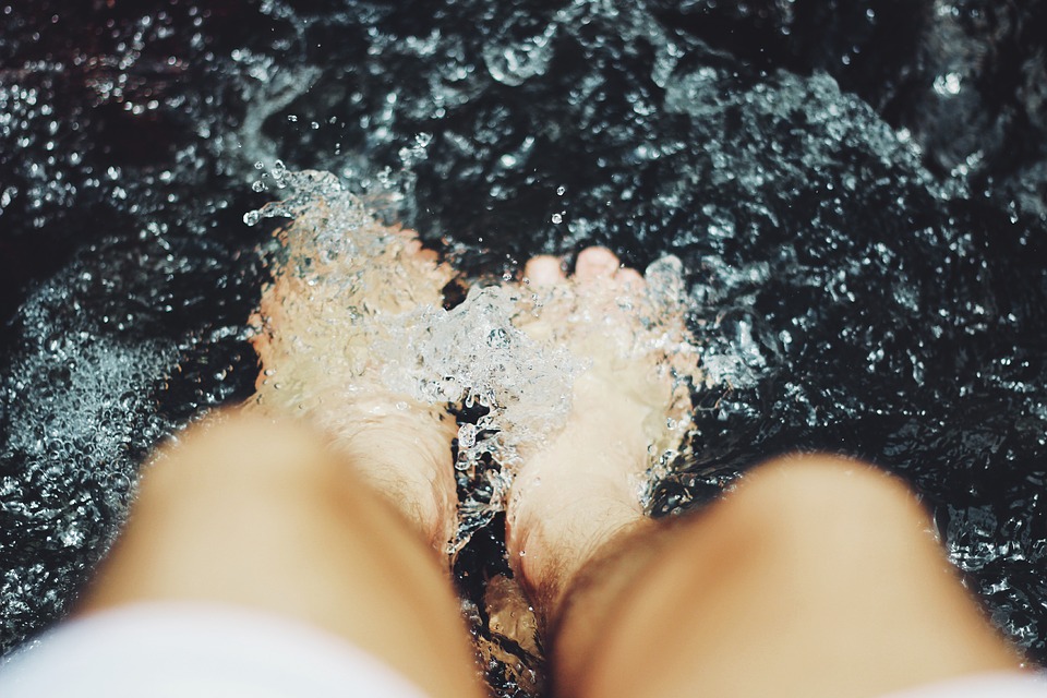 splash voeten in het water
