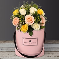 Éternelle Tour Eiffel is a beautiful bouquet of hatbox flowers featuring a colour mix of roses and fresh greenery. For the lover of luxurious roses, this hatbox is sure to please. What could be more gorgeous as a birthday gift or flowers to brighten the mood?