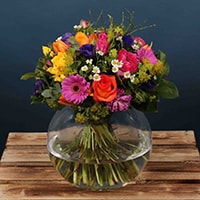A bright combination of stunning colours make this the perfect Mother's Day gift. It is the type of floral arrangement that would brighten up any home. We offer flower delivery Dublin and flower delivery Ireland for this product.