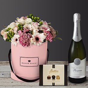 La Vue du Sacré Cœur is a wonderful arrangement of roses, gerberas and vintage carnations. This bouquet of flowers set elegantly in a blush hatbox pink hatbox is the perfect gift for someone special. 