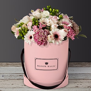 La Vue du Sacré Cœur is a wonderful arrangement of roses, gerberas and vintage carnations. This bouquet of flowers set elegantly in a blush hatbox pink hatbox is the perfect gift for someone special. 