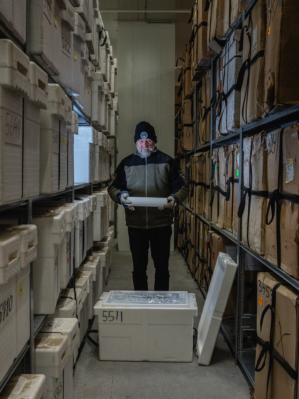 Billede med Jørgen i lagerhallen