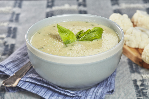 Vegan kremuð blómkálssúpa með bökuðu brauði
