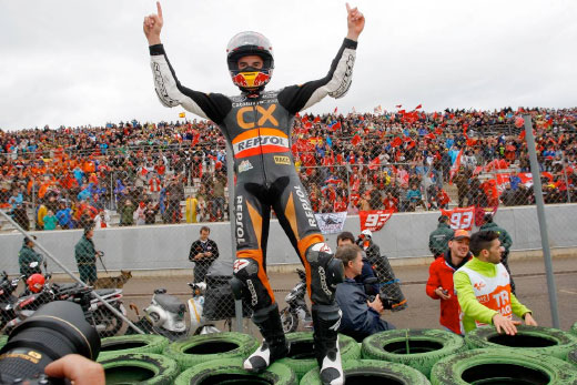 Marc Márquez celebrando la victoria en Moto2