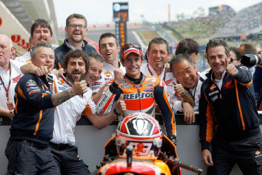 Marc Márquez con su equipo celebrando la victoria