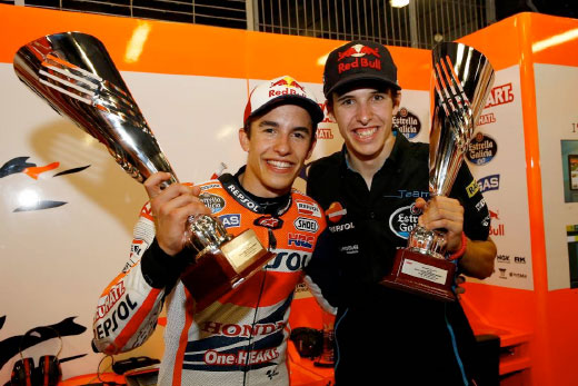 Marc y Álex mostrando trofeos