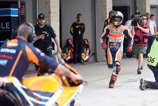 Marc Márquez vestido para rodar corriendo hacia moto