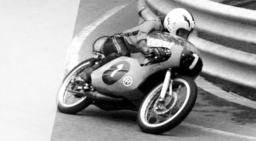 Ángel Nieto sobre su motocicleta Derbi Twin 125cc Derbi Twin 125cc