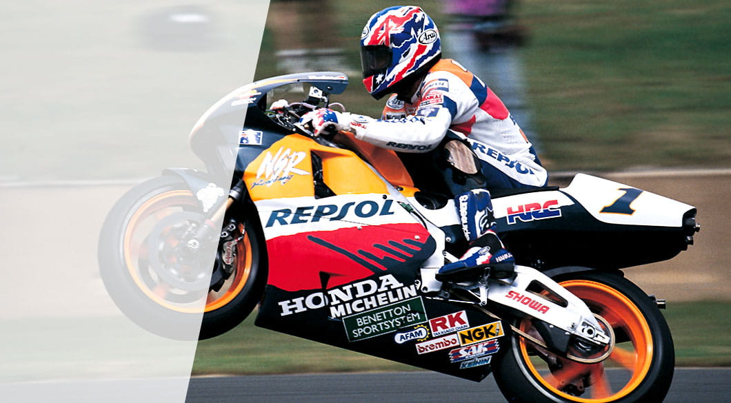 Mick Doohan sobre su motocicleta Honda NSR500 en el GP de Australia de 1995 Mick Doohan con su Honda NSR500