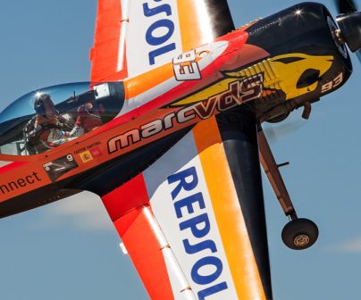 Cástor Fantoba pilotando su avión