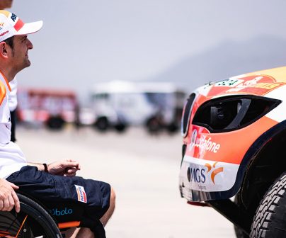 Isidre Esteve con su coche del Repsol Rally Team