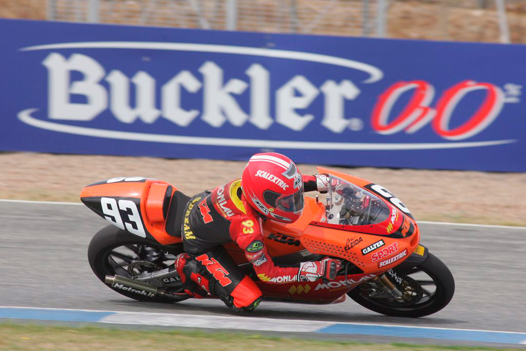 Marc Márquez trazando una curva en el CEV