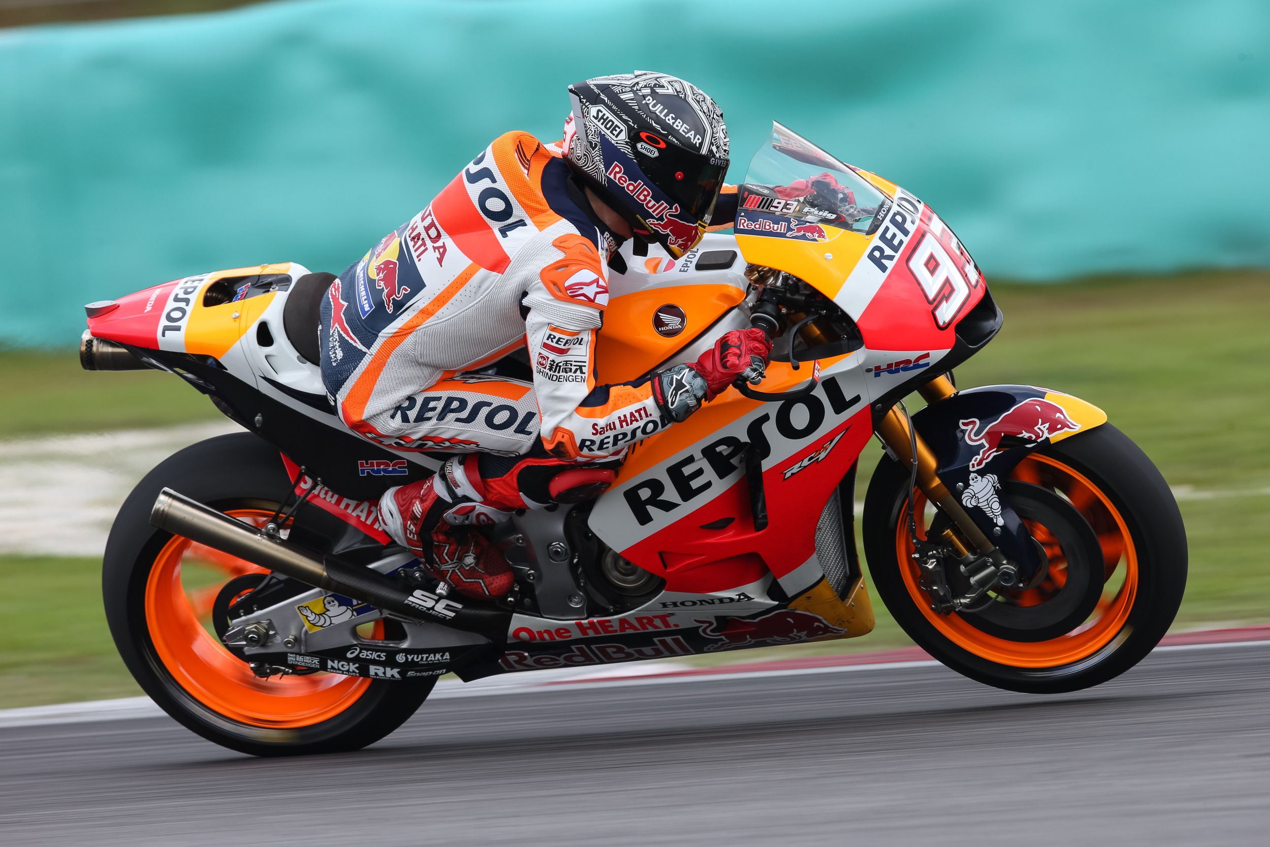 Marc Márquez en la RC213V corriendo a toda velocidad