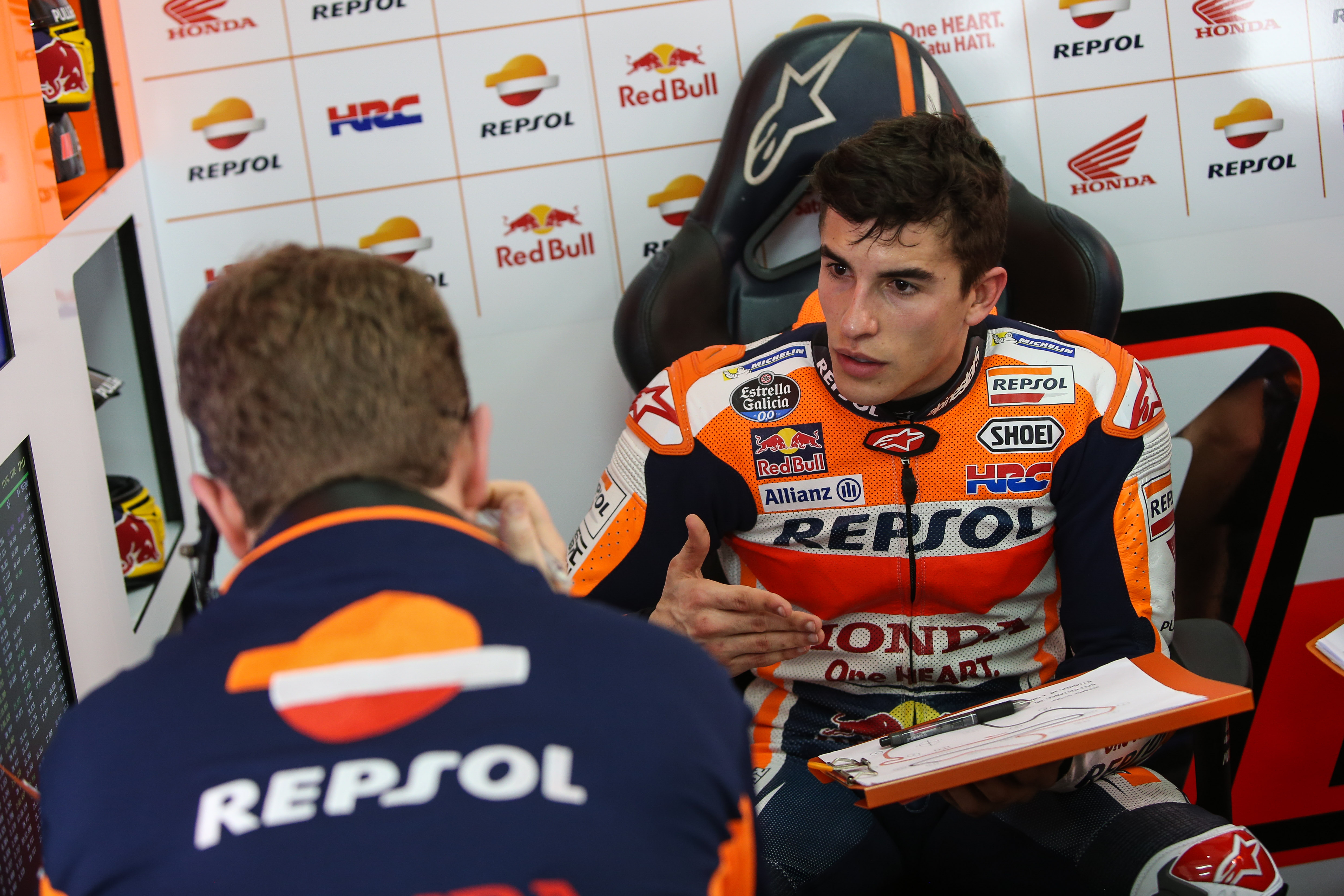 Marc Márquez sentado en el box