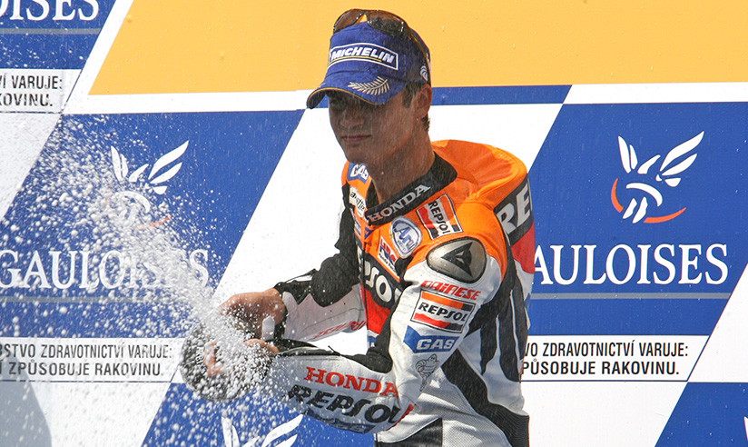 Dani Pedrosa en el podio lanzando champán