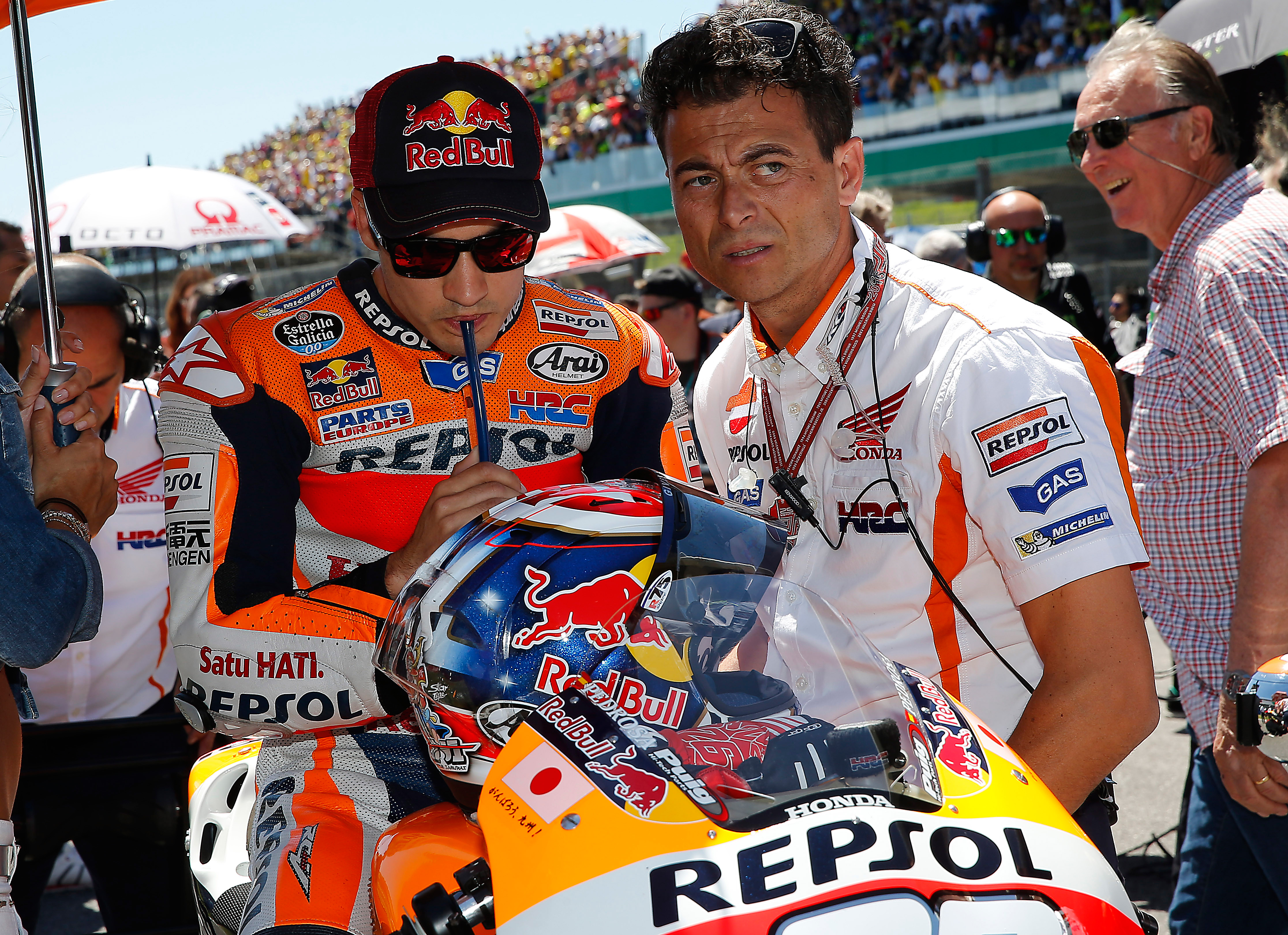 Dani Pedrosa hidratándose en la parrilla de salida.