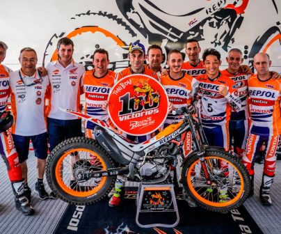 Toni Bou celebra con su equipo las 100 victorias