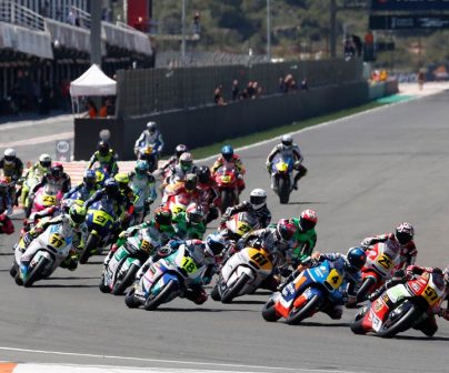 Grupo de pilotos en curva