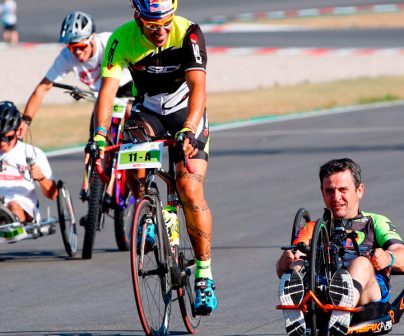 Isidre esteve en una bicicleta adaptada