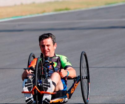 Isidre Esteve en una bicicleta adaptada