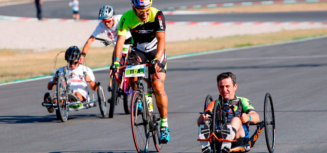Isidre esteve en una bicicleta adaptada