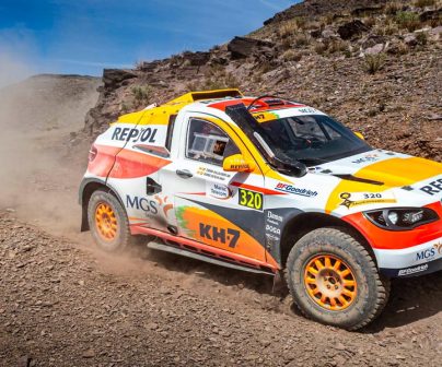 Coche del Repsol Rally Team tomando una curva en tierra