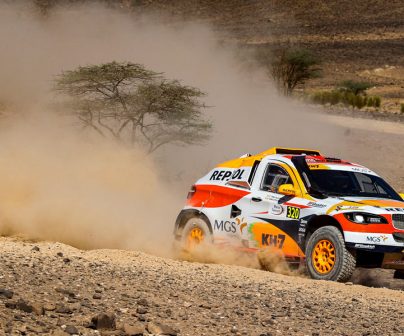 Coche del Repsol Rally Team en secano
