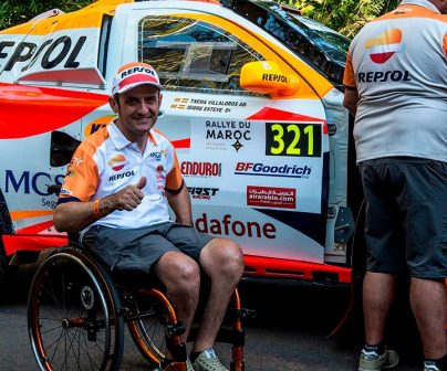 Isidre Esteve con su coche en el rally de Marruecos