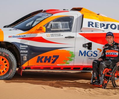 Isidre Esteve frente a su coche