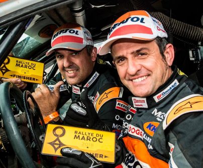 Isidre Esteve y Txema Villalobos en el coche de rally