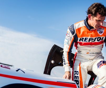 Juan velarde saliendo del avión de Vuelo Acrobático