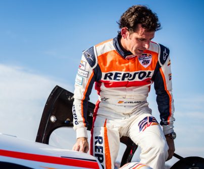 Juan Velarde saliendo del avión de Vuelo Acrobático