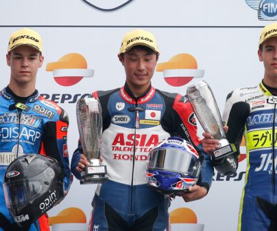 Pilotos de Moto3 en el podio del FIM CEV Repsol Le Mans