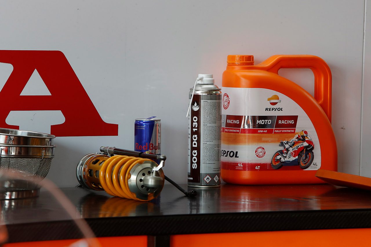 How is a MotoGP bike's suspension set up? Box Repsol