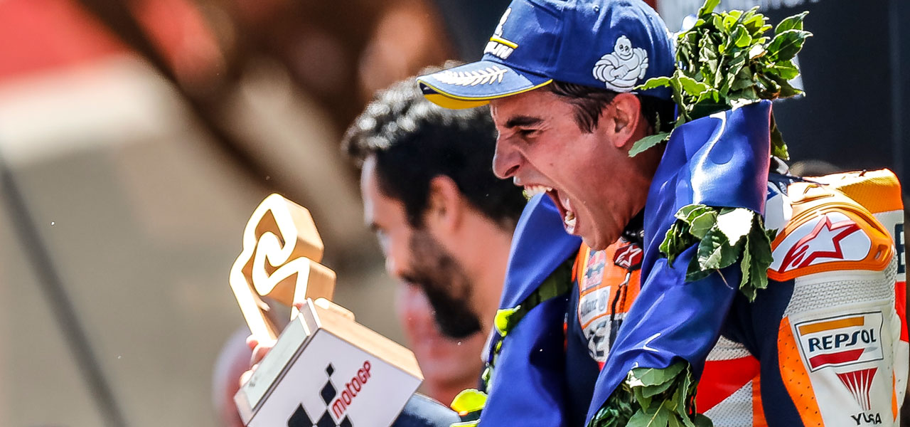 Marc Márquez celebrando con corona al cuello
