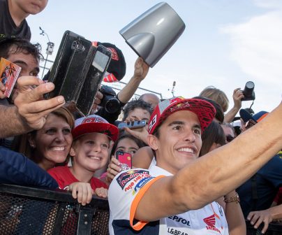 Marc Márquez se hace un selfie con los fans