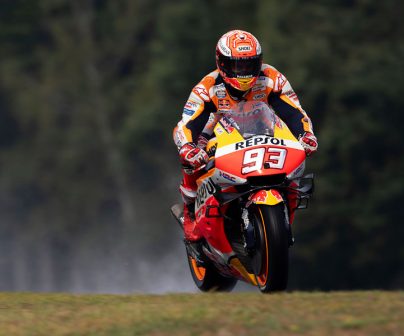 Marc Márquez rueda en lluvia con neumaticos de seco y consigue la pole