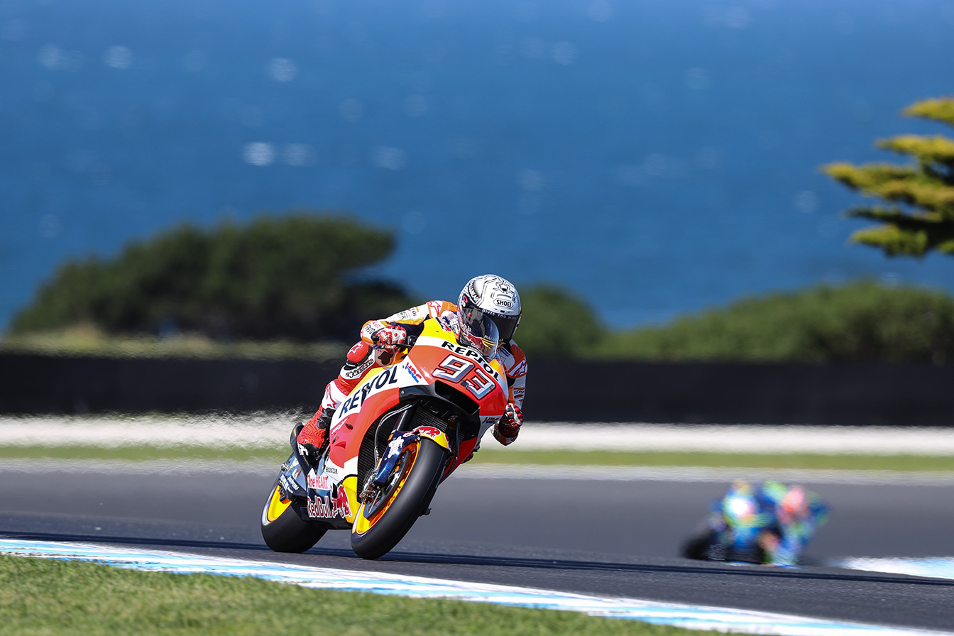 Marc Márquez rodando cerca del mar