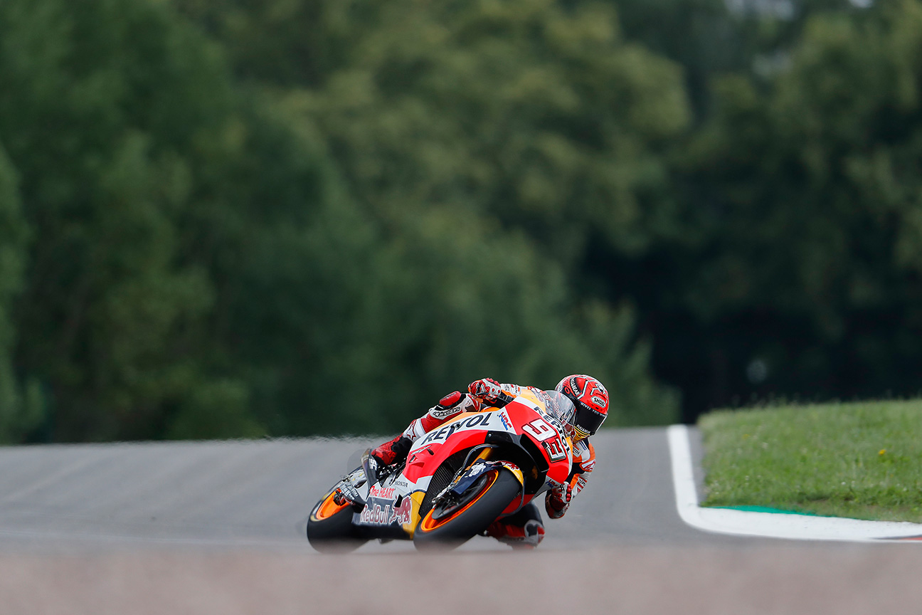Marc Márquez tumbando la moto en Sachsenring